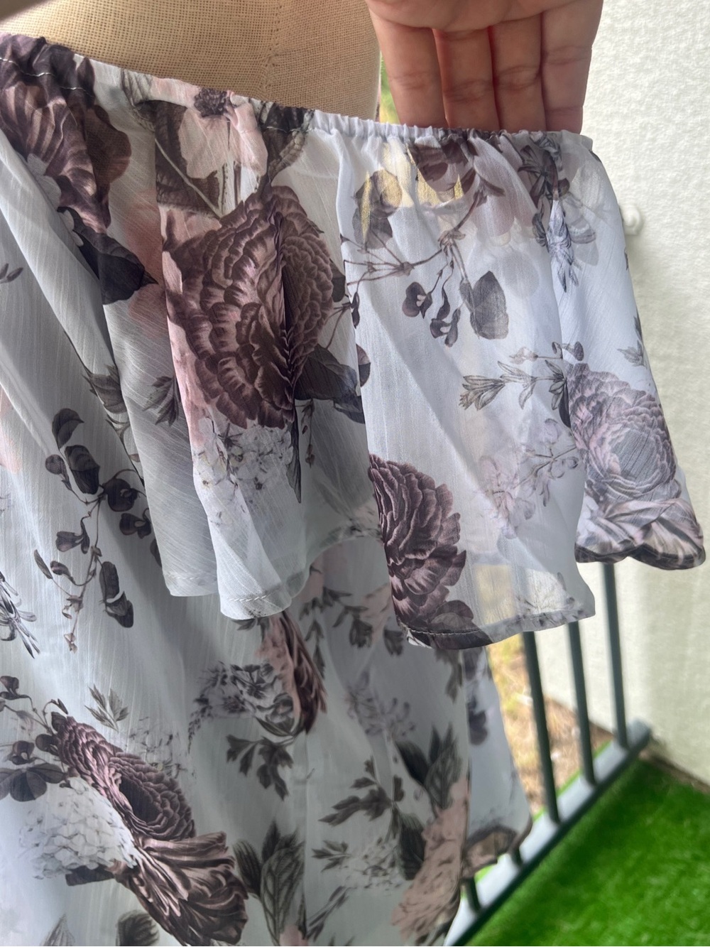 Women's Size 1 (14/16) Torrid Floral Cold Shoulder Blouse - Picture 4 of 10